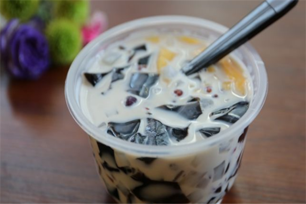  />
</div>
 　　茶飲品牌的數(shù)量眾多，讓大家的選擇豐富，想要尋找本人青睞的茶飲品牌還是比較簡單的。大家覺得大白茶飲怎么樣？這是一家令人喜愛的人氣茶飲店，店內(nèi)推出了眾多的新品，品嘗各異，選擇豐富，令人目不暇接，諸多人都青睞光顧這個茶飲店，奉獻出可觀的銷量。<br />
 　　為了滿足消費者的需要，大白茶飲一直的致力創(chuàng)建，精選優(yōu)質(zhì)、健康、綠色的原物料，為食客帶來能夠盡情享用的奶茶，低糖低脂，不必擔(dān)心發(fā)胖的問題。大白茶飲怎么樣？產(chǎn)品一直升級，依據(jù)消費者多變的品嘗來研發(fā)新品，不只僅有蛋糕奶茶系列，還有鮮牛乳和咖啡系列，不論春夏秋冬，在大白茶飲總能找到青睞的茶飲。<br />
 　　現(xiàn)在大白茶飲風(fēng)靡全場！深受消費者喜愛，每家生意都還可觀。大白茶飲怎么樣？幾年來始終堅持做健康的奶茶飲品，對飲品方面的要求是十分的嚴(yán)格的，不只僅想要為消費者提供更好的口感享用，更是想為消費者帶來一份健康和營養(yǎng)。大白茶飲精益求精，成為如今市場中較具備名氣的奶茶加盟品牌。想要獲得客戶的喜歡和肯定，就要充分扶持茶飲的口感和質(zhì)量，兼具了健康和美味的茶飲產(chǎn)品對消費者的優(yōu)越性也會成倍增加，大白茶飲怎么樣？全部選用新鮮原料，現(xiàn)萃原液，手工現(xiàn)做，全力打造統(tǒng)一的品牌形象效應(yīng)，大白茶飲品牌優(yōu)勢的樹立來向終端消費者傳遞種種商業(yè)信息；提升/增加每一杯飲品的口感和滋味，既好喝又健康，并且價格實惠，物美價廉。<br /></div>
</div>
<div   id=