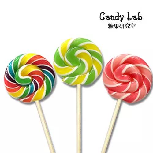  /> </p><p>Candy Lab糖果完全是純手工制作，過程中沒有應(yīng)用任何機(jī)械設(shè)施，依托的糖果師們高超的技術(shù)、日積月累的豐富經(jīng)驗(yàn)、匠心具備的發(fā)明力，以及強(qiáng)壯有力的臂膀。Candy Lab的糖果師們在傳統(tǒng)的手工制糖術(shù)基礎(chǔ)上，堅(jiān)持采納進(jìn)口原料制作確保健康，咱們努力讓每一款品嘗都能刺激到你一萬個(gè)味蕾，全透明的制作過程，現(xiàn)場飄出的甜蜜滋味，從視覺和味覺都讓你忍不住口味一顆。糖果師們都是經(jīng)過嚴(yán)格培訓(xùn)，互相需求極大的配合度，才能順利完成從煮糖到切糖中間十幾道復(fù)雜的工序，正式由于如此，才有了Candy Lab糖果的難得和純手工的價(jià)值性。而讓咱們更自豪的是咱們自創(chuàng)建以來不斷在堅(jiān)持的創(chuàng)性，不只僅體如今糖果品嘗的獨(dú)一無二以及圖案設(shè)計(jì)的單獨(dú)，就是線下售賣專賣店到線上網(wǎng)站店鋪的保護(hù)都致力爭取做到統(tǒng)一及難得。因此具備極高的辨識(shí)度，咱們的品牌文明也隨之延伸，影響到每一位客戶。咱們擁有成熟的糖果售賣渠道，截至目前全國擁有近50家專賣店。但咱們從未停下進(jìn)步的腳步，時(shí)刻預(yù)備迎接未知的挑戰(zhàn)。Candy Lab渴望每天都能給你帶來新發(fā)現(xiàn)，在一直的新口味試過程中喚醒你的全新感受，激發(fā)你的想象力，領(lǐng)會(huì)生活的樂趣。Candy Lab的糖果師們擁有高超的技巧水平可以在糖果上做出文字或者字母。他們會(huì)聯(lián)合你的靈感,你的思想,你的需要來制作專屬于你的糖果，不限場合、不限顏色、不限品嘗。的“私人訂制”服務(wù)邀請(qǐng)你來體驗(yàn)！ </p></div></div>
</div>
<div   id=