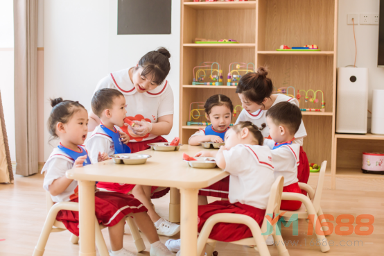 真愛幼幼園所小朋友吃飯